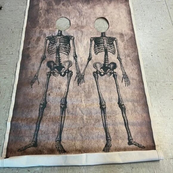Halloween Photo Op Banner with Skeleton Couple - Picture 1 of 3